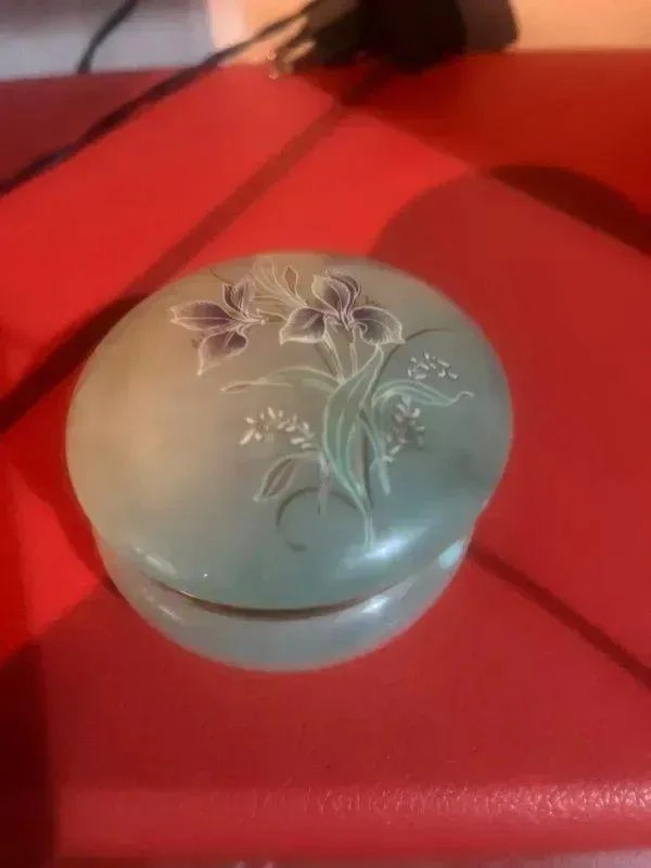 Petite boîte à bijoux en albâtre